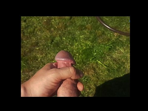 ❤️ O bunăciune fierbinte își face sex cu păsărica roz și ejaculează cu un squirt într-o grădină de vară ❤ at porn ro.porno-filmy.ru ❌️❤