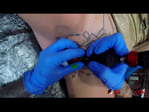 ❤️ Sully Savage, o bunăciune extrem de tatuată, și-a făcut un tatuaj pe clitorisul ei ❤ at porn ro.porno-filmy.ru ❌️❤